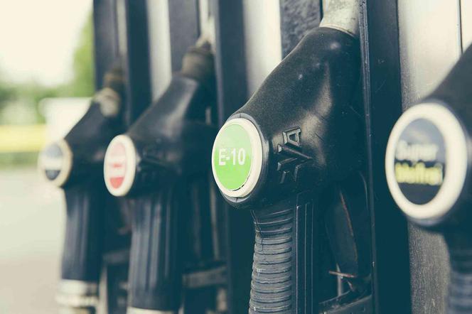 Ceny paliw mocno spadną. Za litr benzyny znowu zapłacimy poniżej 4 zł. Wiemy, od kiedy