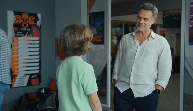 Barwy szczęścia. Grześ (Noah Culbreth), Karol (Jan Wieczorkowski)