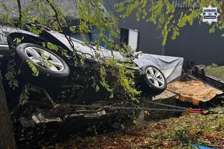 Wypadek w Tarnowskich Górach. Nietrzeźwy 18-latek wyleciał z drogi i uderzył w wagon pociągu. Jedna osoba w szpitalu