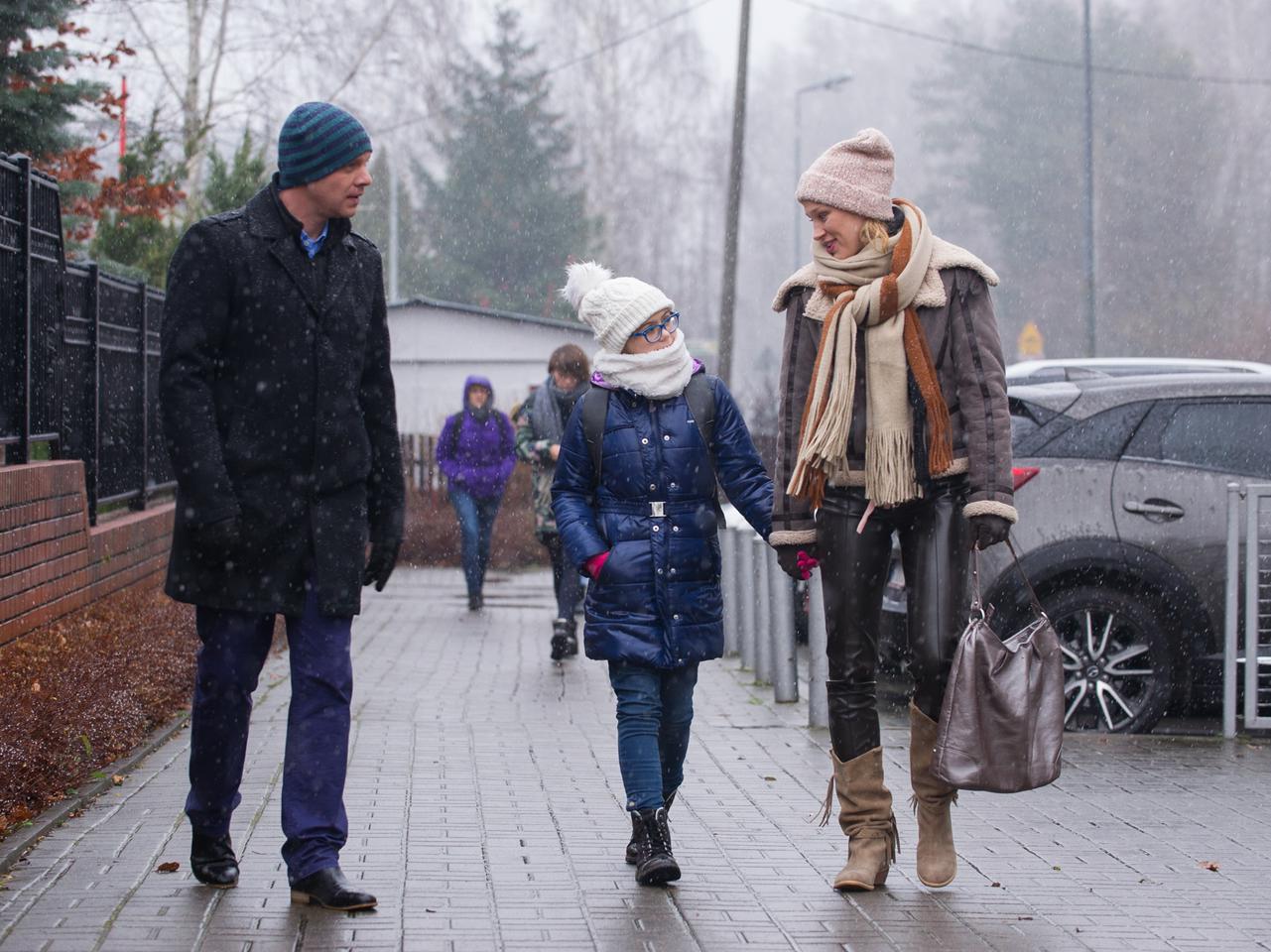 Na Wspólnej odcinek 2643, Sylwia (Alicja Stasiewicz), Ula (Ania Niedźwiecka), Kamil (Kazimierz Mróz)