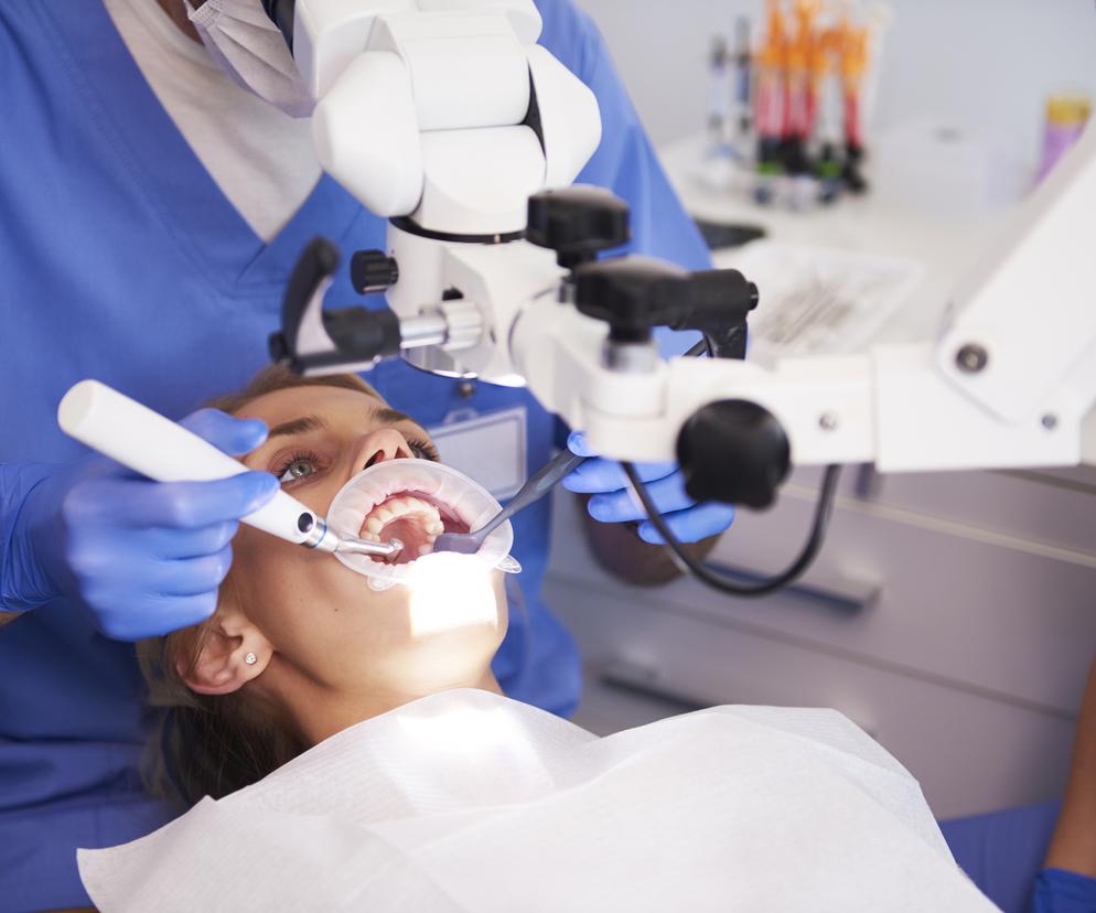Młoda kobieta u dentysty 