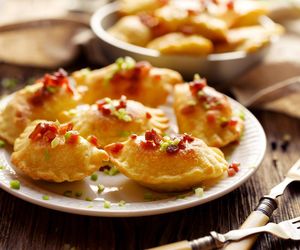 Pieczone pierogi zachwycają obłędnym nadzieniem. Dynia, kozi ser i szałwia to połączenie doskonałe