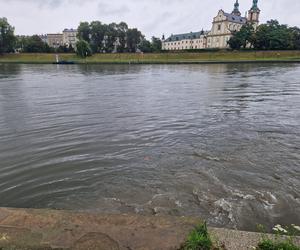 Deszcz w Krakowie znów sprawił, że Wisła zamieniła się w ściek. Przez miasto przełynęła rzeka papieru toaletowego, włosów i podpasek