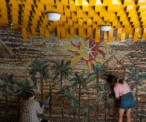 Czyszczenie mozaiki w Kiekrzu z bazgrołów