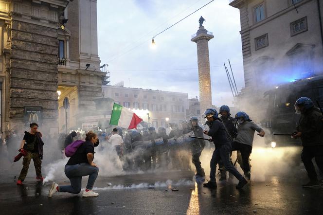 Zamieszki w Rzymie. Antyszczepionkowcy starli się z policją. Leciały petardy, w ruch poszły metalowe pręty