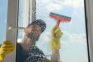 Wlej 1 łyżeczkę do wody, wymieszaj i umyj tym okna. Ten trik sprawi, że szyby będą lśniące, bez smug a brud nie będzie na nich osiadał. Patent na szybkie mycie okien 