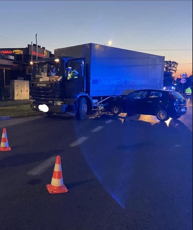 Wypadek w Skórcu, osobówka wbiła się pod ciężarówkę