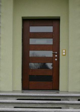 Drzwi wejściowe z przeszkleniami i doświetlami