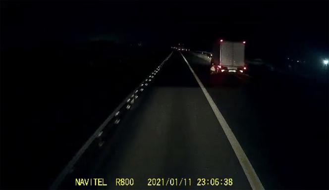 Za sekundę wjedzie w niego tir