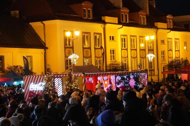 Ciężarówka Coca-cola w Białymstoku! Świąteczna atrakcja przyciągnęła tłumy mieszkańców na Rynek Kościuszki