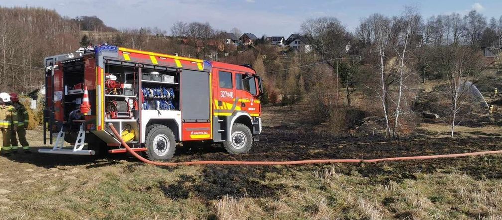 Pierwsza ofiara śmiertelna wypalania traw w Małopolsce. Nie żyje 78-letni mężczyzna