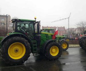 Dźwięk kilkuset klaksonów niesie się po Bydgoszczy. Rolnicy: Bez nas będziecie głodni, nadzy i trzeźwi