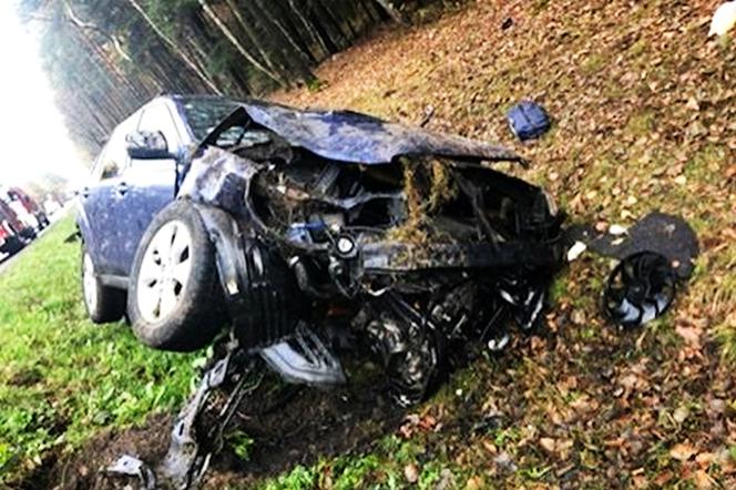 Zmasakrowany samochód po wypadku w Zdziarach