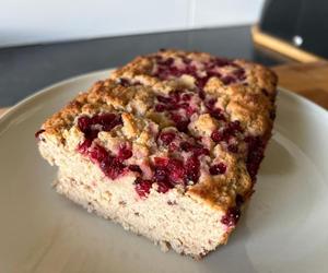 Błyskawiczne ciasto z malinami – idealne, gdy czas goni. Wypróbuj przepis, który ratuje każdą sytuację