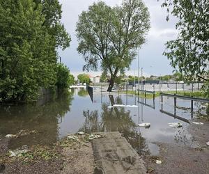 Nawałnica nad Gnieznem. Miasto zalały strumienie wody po ulewie i gradobiciu [ZDJĘCIA].