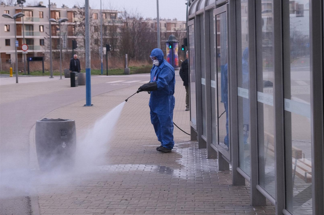 Myjki ciśnieniowe poszły w ruch w Opolu. Wystartowała dezynfekcja przystanków