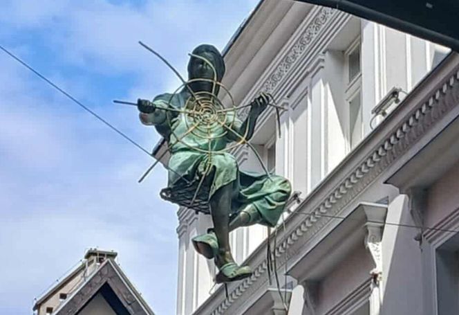 To nie tylko wyjątkowe dzieło sztuki unoszące się nad głowami przechodniów, ale także symbol dawnych handlowych tradycji tego miejsca