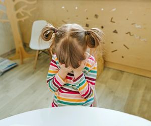 Karny jeżyk nie uczy, a może ranić. Jak wspierać dziecko w trudnych emocjach?