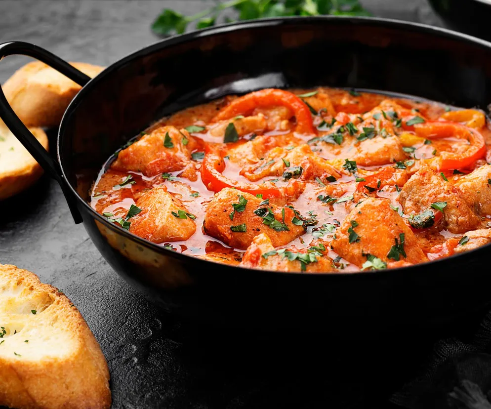 Gulasz z karkówki z chili con carne. Przepis na jednogarnkowy, rozgrzewający obiad