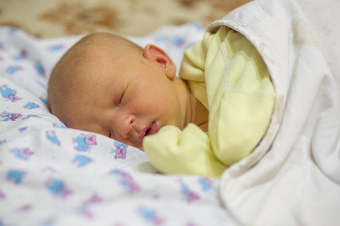 Na żółtaczkę cierpi 60 - 80% noworodków