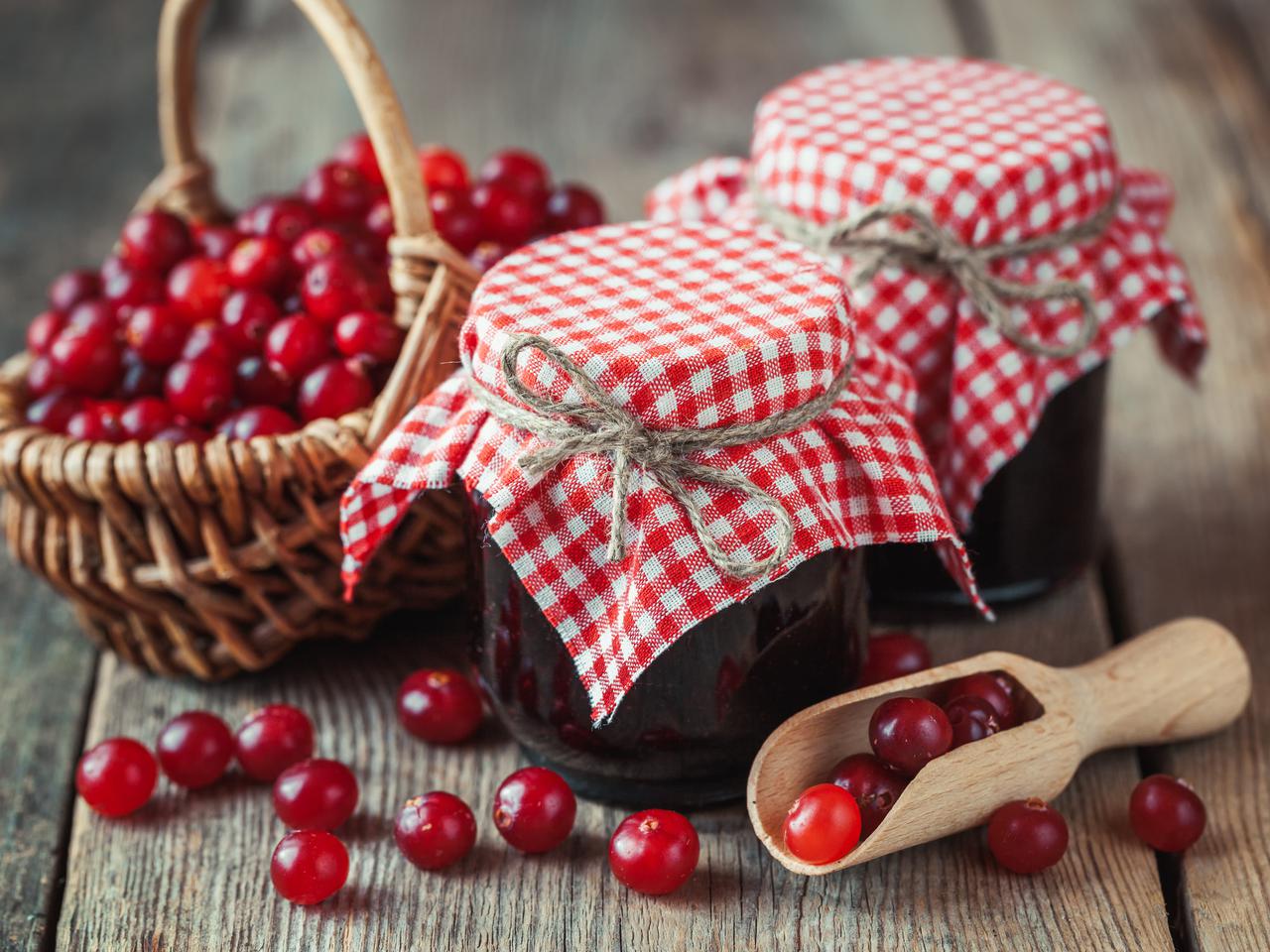 Żurawina: przepis na galaretkę z żurawiny z melisą cytrynową