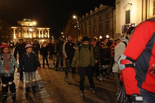 Nightskating. Warszawiacy przejechali stolicę na rolkach [Zdjęcia]