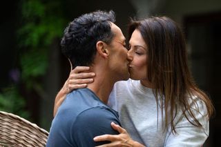 Barwy szczęścia, odcinek 3141: Mariusz przyzna się Kasi, że przez niego trafiła do aresztu. Jej odpowiedź go zadziwi