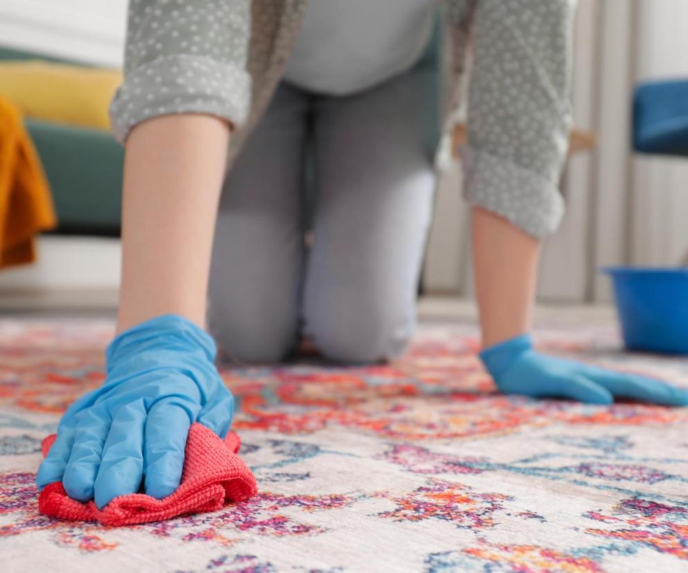 Pranie dywanu w domu
