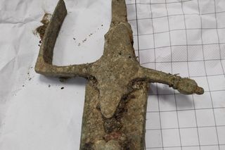 Wyłowiona z Wisły zabytkowa szabla