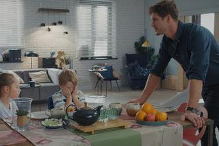 M jak miłość odc. 1784. Szymek (Staś Szczypiński), Maja (Laura Jankowska), Marcin (Mikołaj Roznerski)