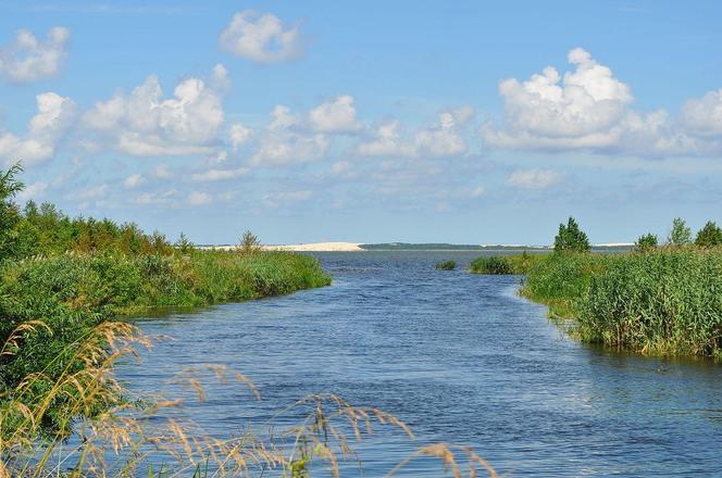 To największe jezioro na Pomorzu. Jest trzecie pod względem wielkości w Polsce 