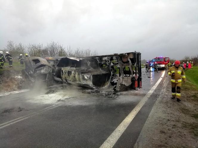 Wypadek na obwodnicy Leżajska. Spłonęła cysterna, zginął kierowca Audi