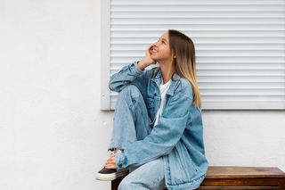 Jeansy dzwony w casualowej odsłonie to hit wiosny. Oto najmodniejsze stylizacje z tymi spodniami