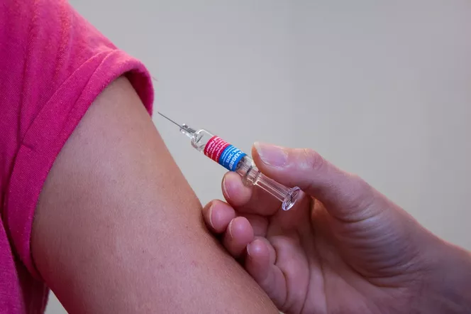 Warszawa dowiezie seniorów na szczepienia przeciw COVID-19. Gdzie znajdują się punkty szczepień?