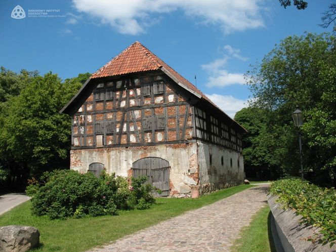 Ten pałac ma ponad 400 lat! Wyjątkowe miejsce na mapie woj. warmińsko-mazurskim