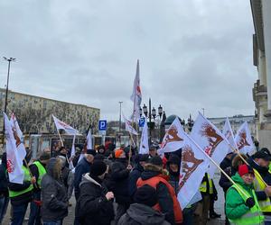 Warszawa: pracownicy MPO protestowali przed ratuszem