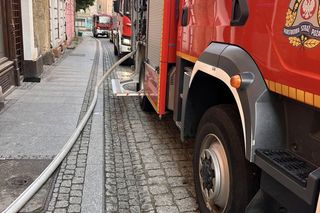 Pożar w Jaworze. Strażacy i policjanci uratowali mężczyznę z zadymionego mieszkania