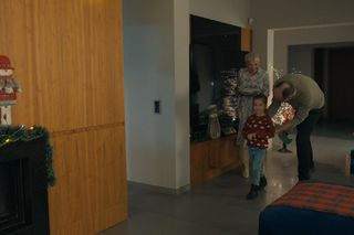 Barwy szczęścia, odcinek 3190. Krystyna (Hanna Bieluszko), Wioletka (Sara Kudaj), Marek (Marcin Perchuć)  