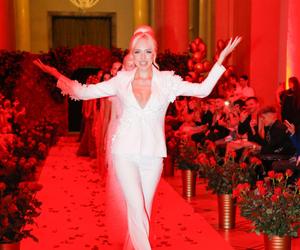 Caroline Derpienski ostro o rozbieranych zdjęciach modelek. Do pewnych rzeczy trzeba dojrzeć