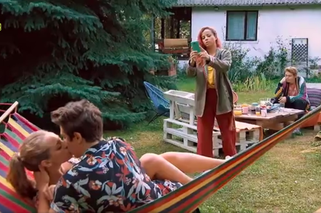 Barwy szczęścia, odcinek 1985. Justin (Jasper Sołtysiewicz), Oliwka (Wiktoria Gąsiewska), Mia (Maria Ruddick)