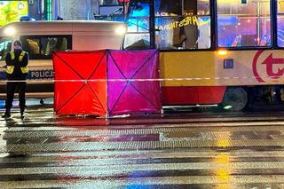Staruszka wpadła pod tramwaj na przejściu dla pieszych! Tragedia w centrum