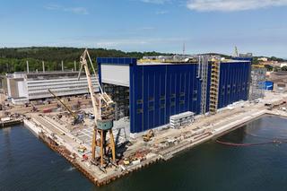 Trwają prace wykończeniowe na budowie hali kadłubowej w Stoczni Wojennej