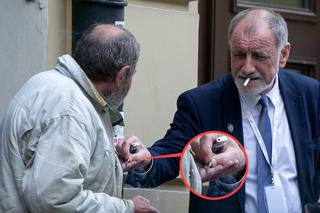 OJCIEC PREZYDENTA PALI Z BEZDOMNYM.