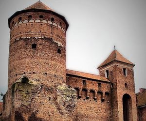 To jeden z najpiękniejszych zabytków Mazur. Legendy mówią, że tam straszy