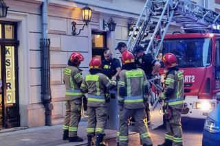 Kraków: z okna leciały talerze oraz znicze. Służby musiały wejść do mieszkania przy użyciu wozu strażackiego z drabiną