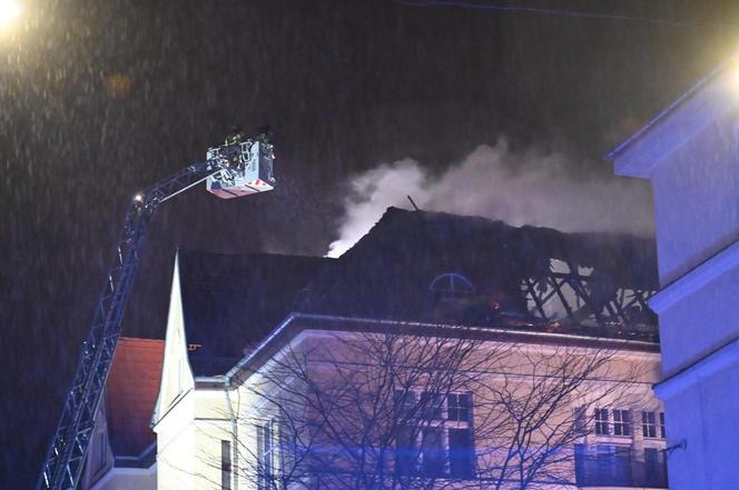 40 osób uciekało z płonącego budynku. Strażacy walczyli z ogniem całą noc