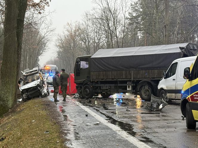 Masowy wypadek pod Warszawą! Zderzenie trzech aut z wojskową ciężarówką. Jedna osoba nie żyje