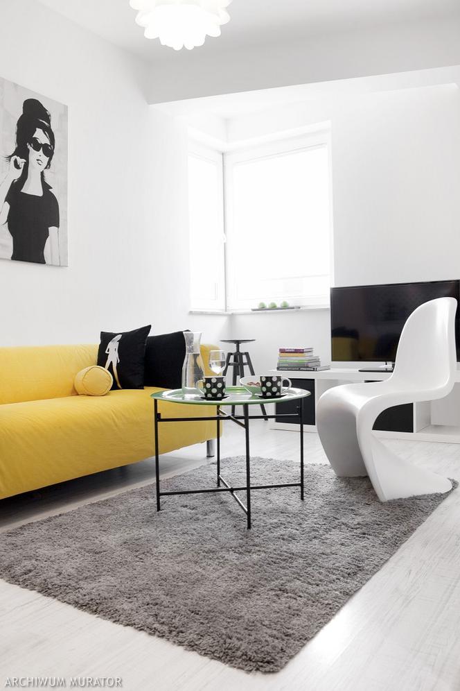 Żółta sofa dodatkiem do białych mebli