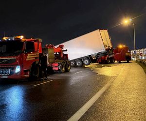 Ciężarówka runęła z nasypu na węźle pod Warszawą