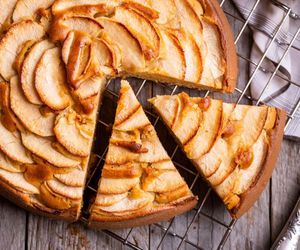 Ciasto z gruszkami i budyniem. Prosty i szybki przepis na pyszny domowy deser z gruszek